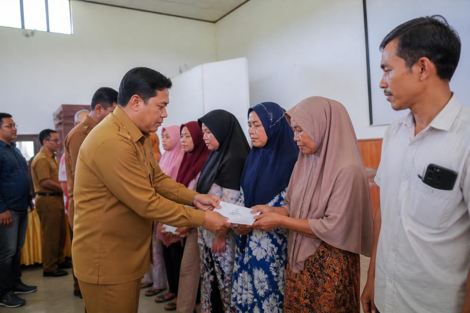 Pemkab Sigi Salurkan Bantuan Modal Usaha Rp40 Juta kepada 40 Keluarga Miskin