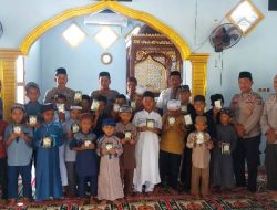 Polres Touna Gelar Jumat Keliling, Berikan Bantuan Buku Iqra dan Imbauan Kamtibmas di Ampana Tete